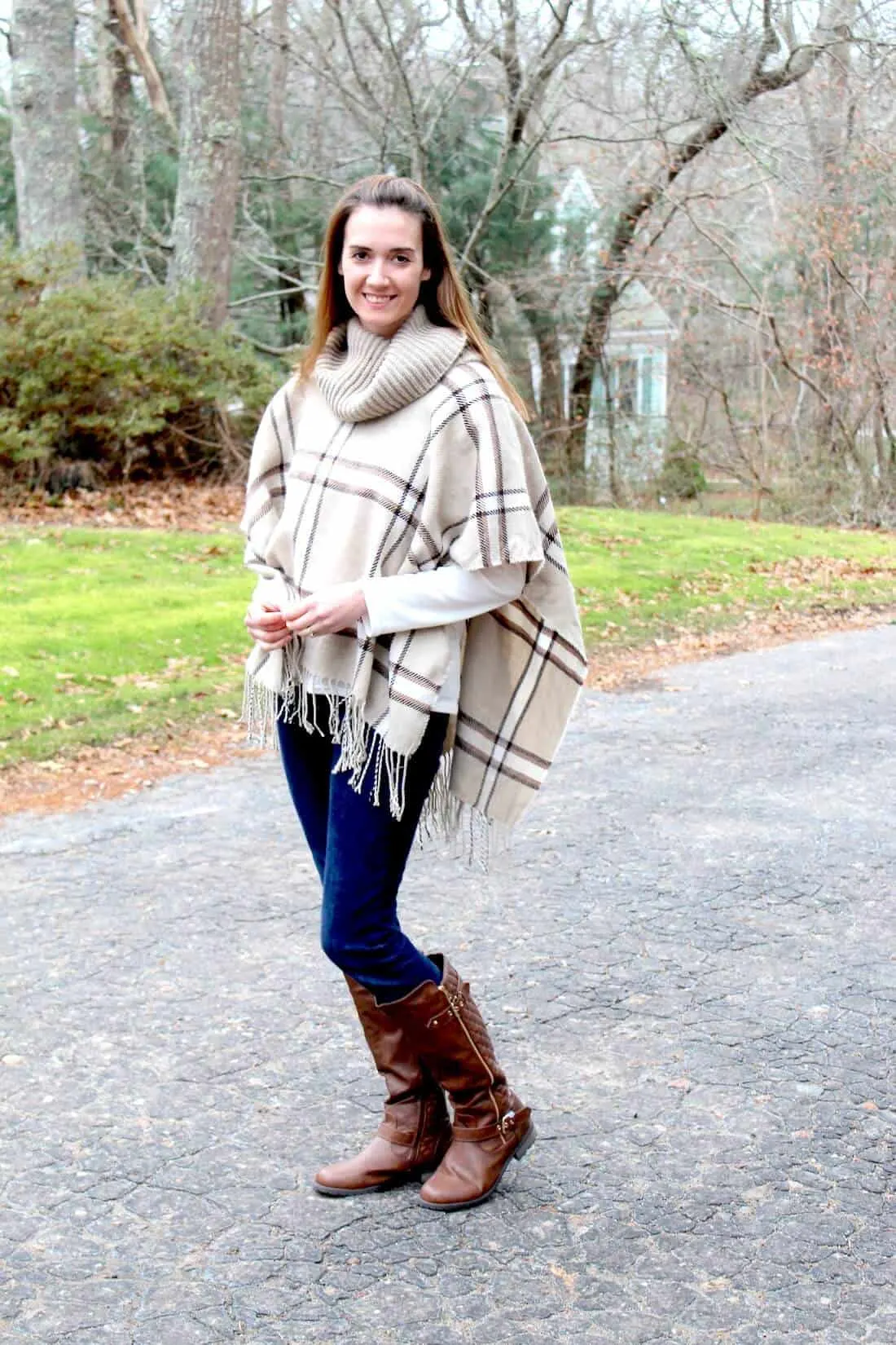 Ponchos are the easiest way to find some early pregnancy style, they make for great first trimester outfits!