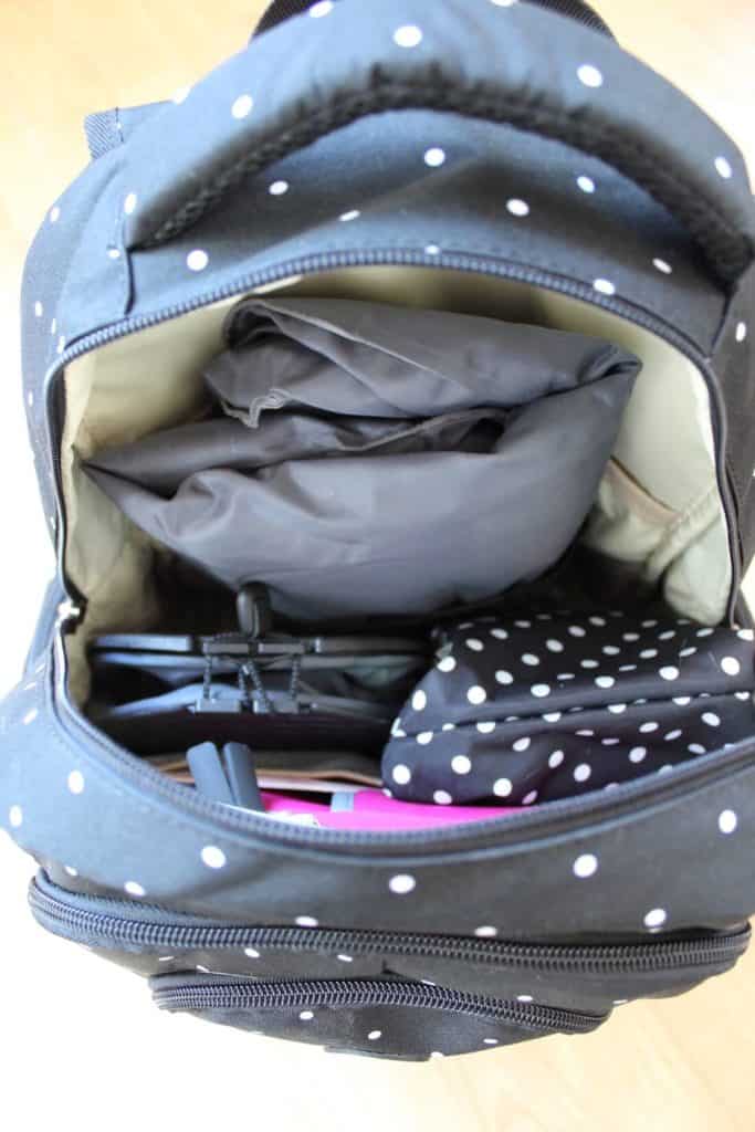 Travel Gear to Entertain & Help Toddlers Sleep on Planes | The Mom Friend