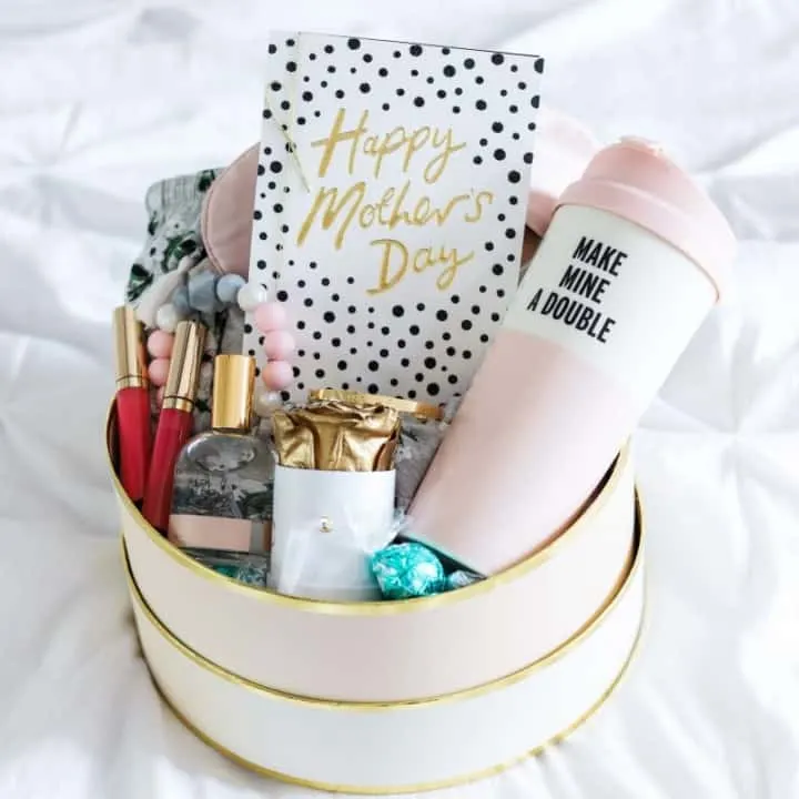 https://themomfriend.com/wp-content/uploads/2020/03/mothers-day-gift-ideas-for-new-moms-9294-800x1200-720x720.jpg.webp