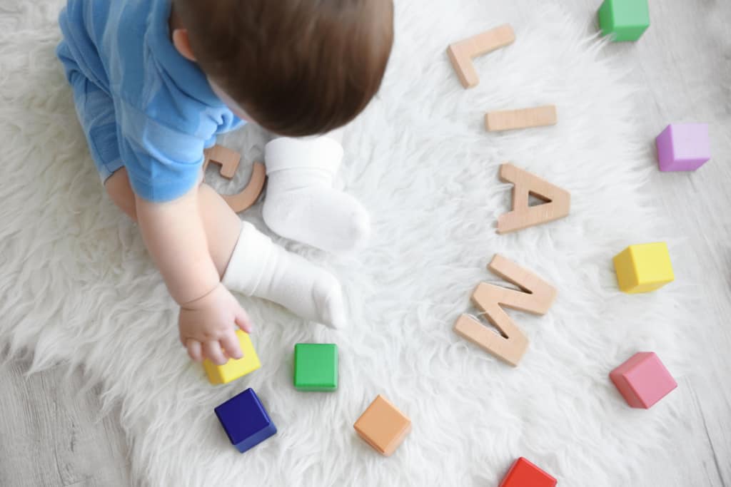 Baby jongen met blokken die spreuk, Liam, van Knappe Jongen lijst Namen.