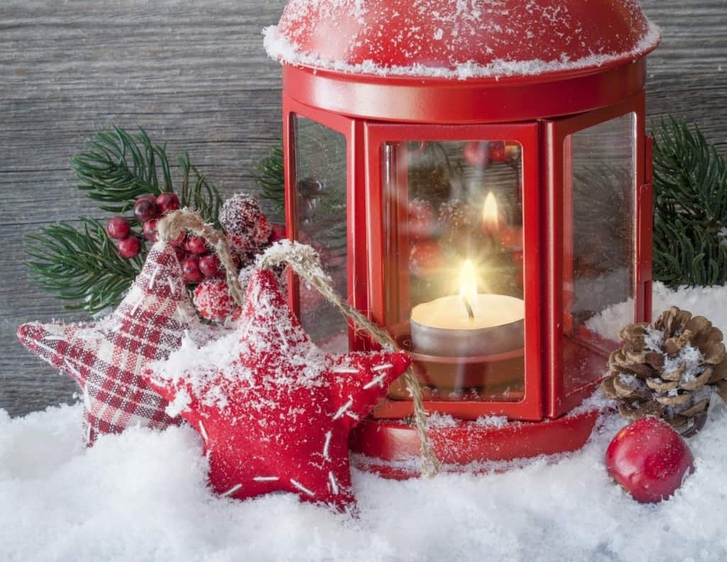 Red Lanturn DIY Christmas Decor Ideas.